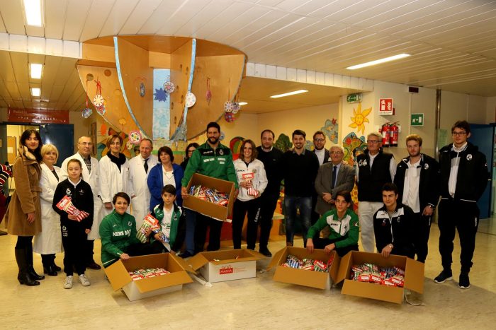 Robur Siena e Polisportiva Mens Sana portano le calze della Befana in pediatria