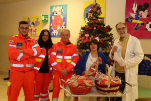 La Pubblica Assistenza di Castelnuovo Berardenga porta le calze della Befana in Pediatria