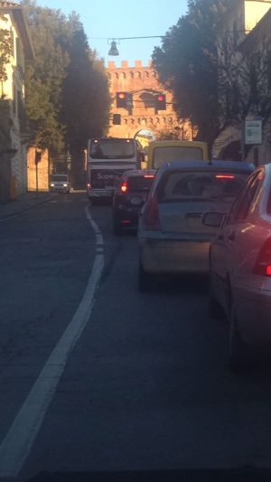 Pullman guasto al semaforo, caos a Porta Romana