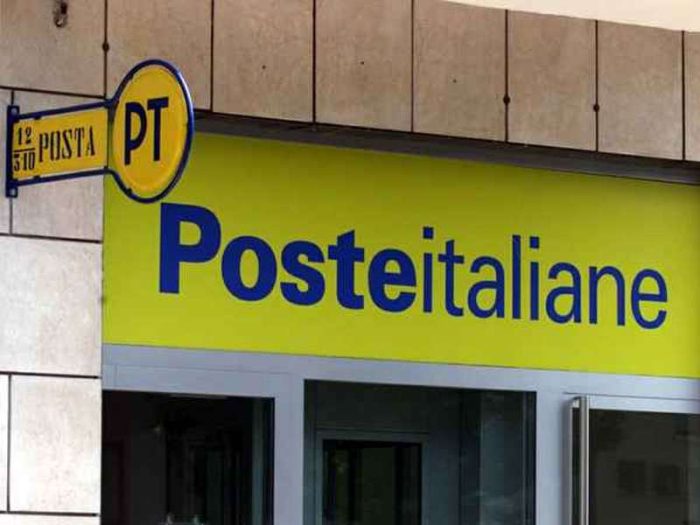 Ritardo degli stipendi: protestano le addette alle pulizie degli uffici postali