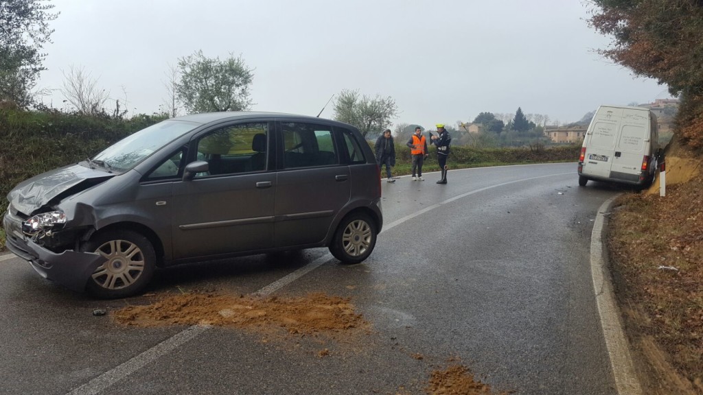 Scontro alle Volte Basse, donna ferita - LE FOTO