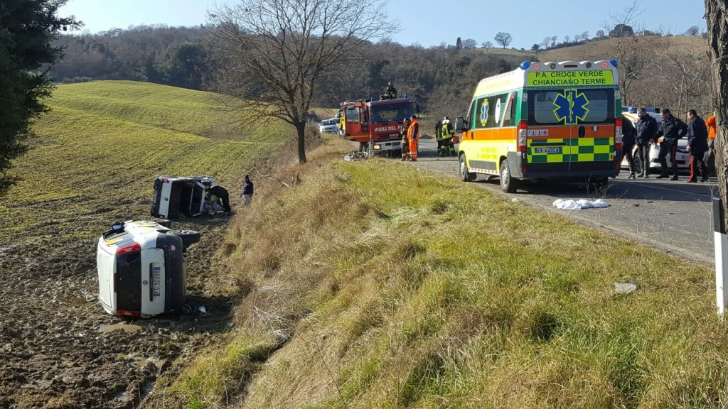 Incidente sulla Cassia, coinvolta auto della Posta - LE FOTO