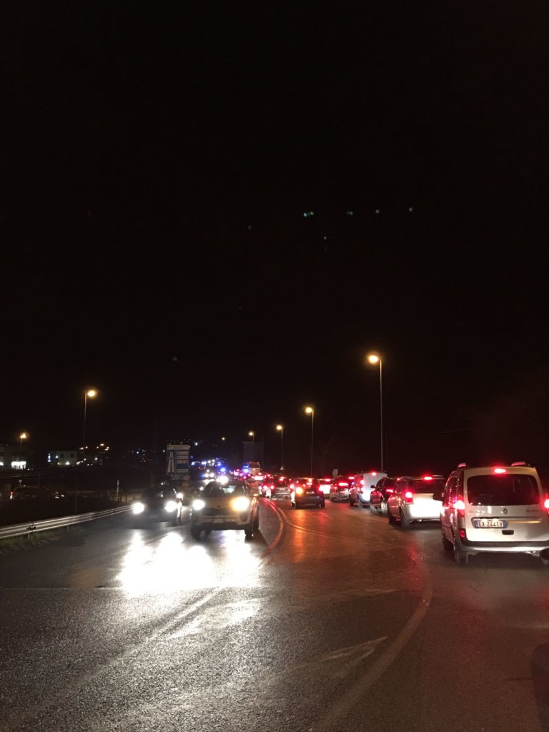 Incidente fra auto e scooter prima di Costafabbri: traffico rallentato in tutta la zona