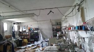 Neonato tra i pancali e lavoratori a nero: chiusa azienda di abiti di una cinese