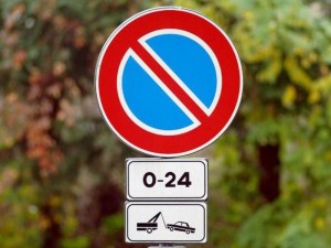 Celso Cittadini, i condomini: "Da anni tolleriamo accessi e parcheggi abusivi"