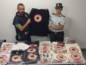 La Guardia di Finanza sequestra migliaia di souvenir contraffatti con il marchio Chianti Classico