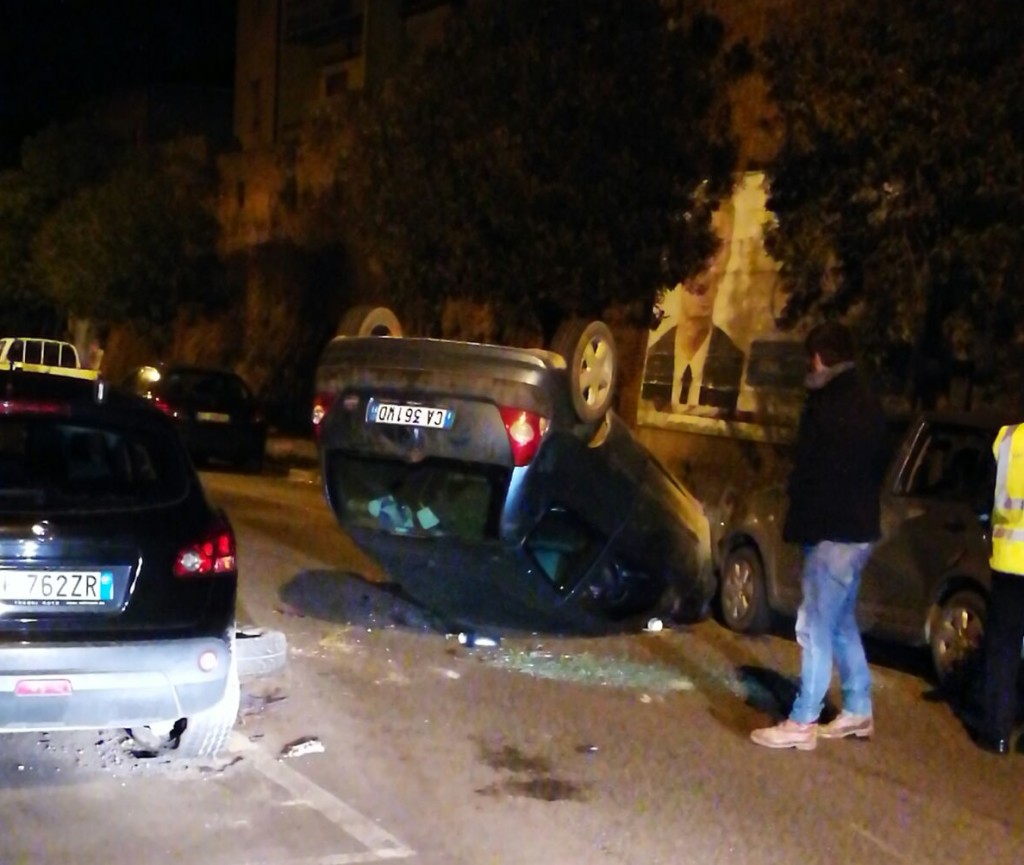 Rocambolesco incidente, si ribalta in via Mameli