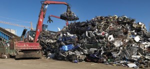 Incendio alla Pianigiani Rottami, arrivano i vigili del fuoco