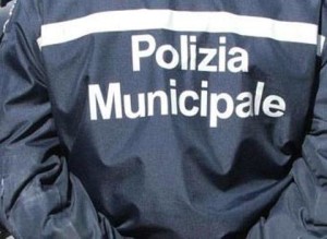 La Municipale ferma una commerciante abusiva in Piazza del Campo