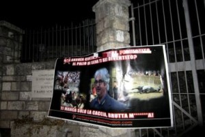 Parroco fa orge e sfrutta prostituzione ma gli animalisti lo attaccano perch&egrave; &egrave; stato una volta al Palio