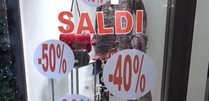 Saldi al via il 5 gennaio: spesa in linea con l'anno scorso