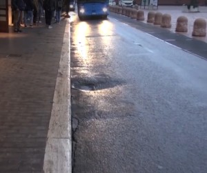 Aggressione alla stazione, il drammatico racconto: "Picchiato con calci e pugni". Valentini: "Tolleranza zero"