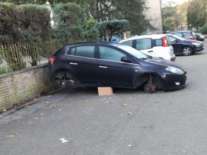Furto di ruote nel parcheggio in via delle Province