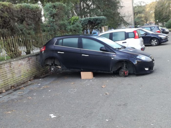Furto di ruote nel parcheggio in via delle Province