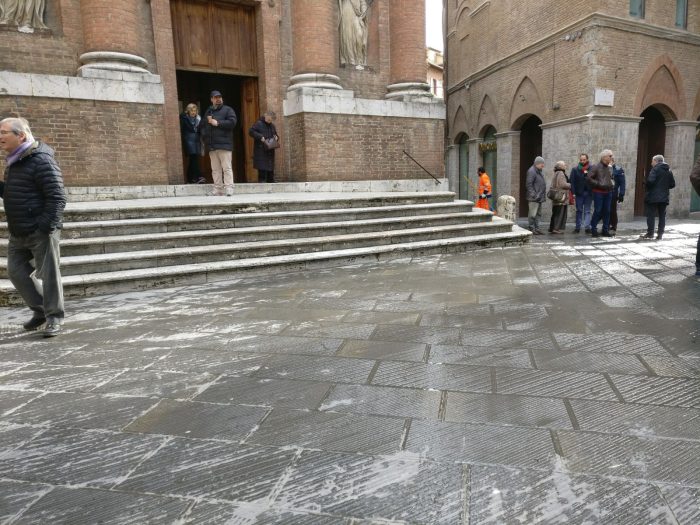 Perdita Piazza Tolomei, intervento in corso
