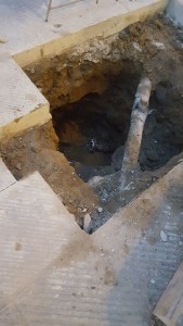 Perdita d'acqua in Piazza Tolomei riparata a tempo di record - LE IMMAGINI