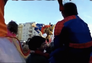 Stabile l'uomo ferito durante la sfilata di Carnevale - UN NUOVO VIDEO
