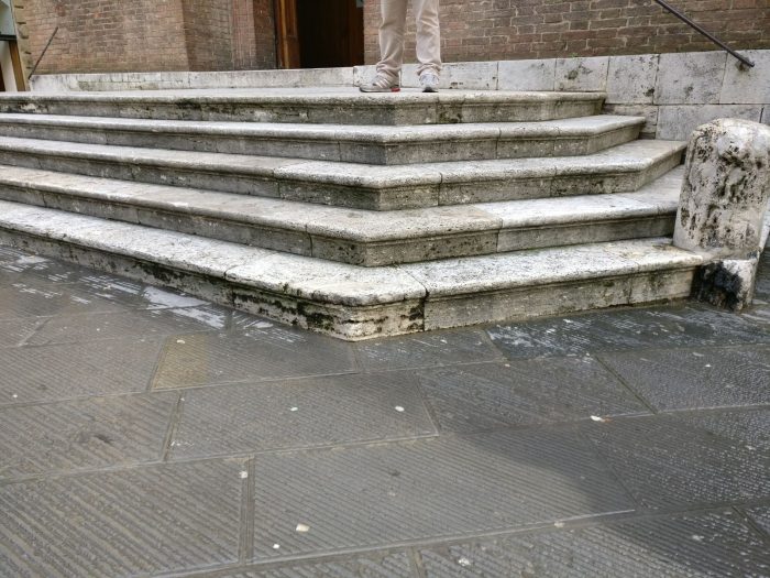 Grossa perdita in Piazza Tolomei, rischio crollo (IL VIDEO)
