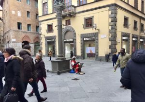 Babbo Natale fuori stagione con il bongo: commercianti esasperati - IL VIDEO