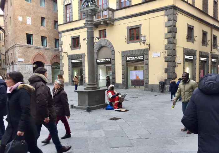 Babbo Natale fuori stagione con il bongo: commercianti esasperati - IL VIDEO