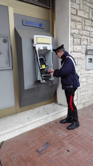 "Truffa del bancomat", voleva vendere un motore marino ma ricarica la postpay del finto compratore