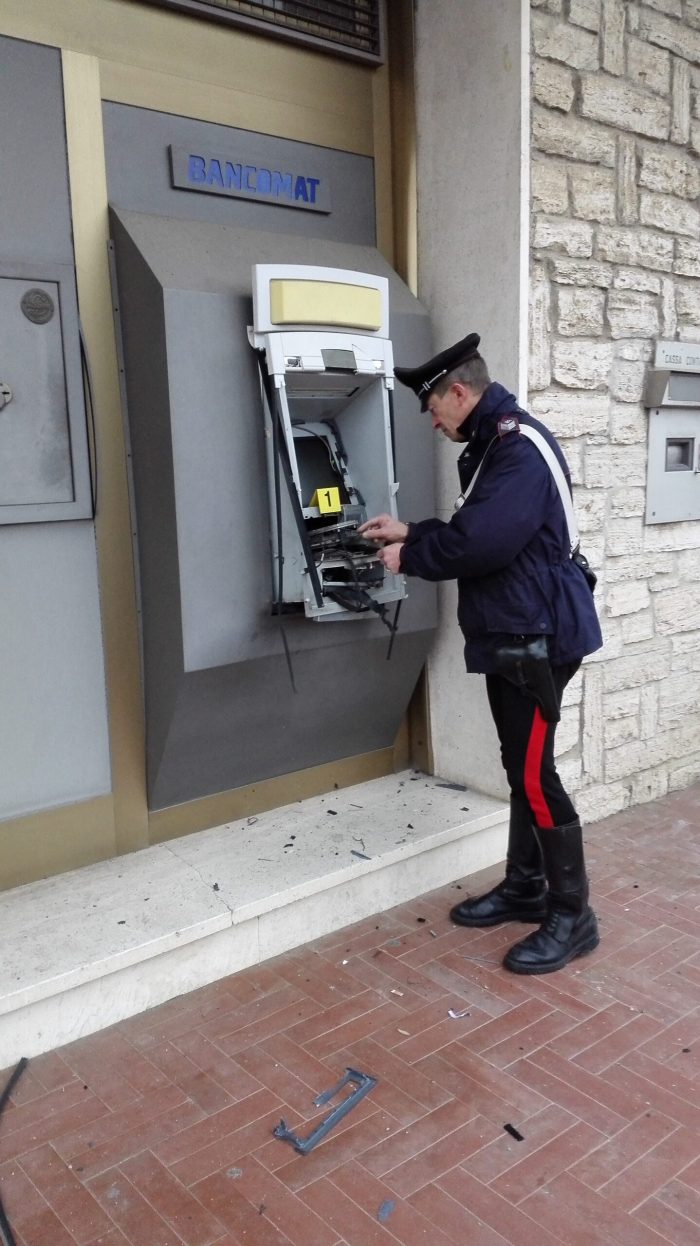 "Truffa del bancomat", voleva vendere un motore marino ma ricarica la postpay del finto compratore