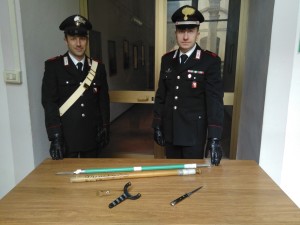 Bastoni e coltello in auto, denunciato
