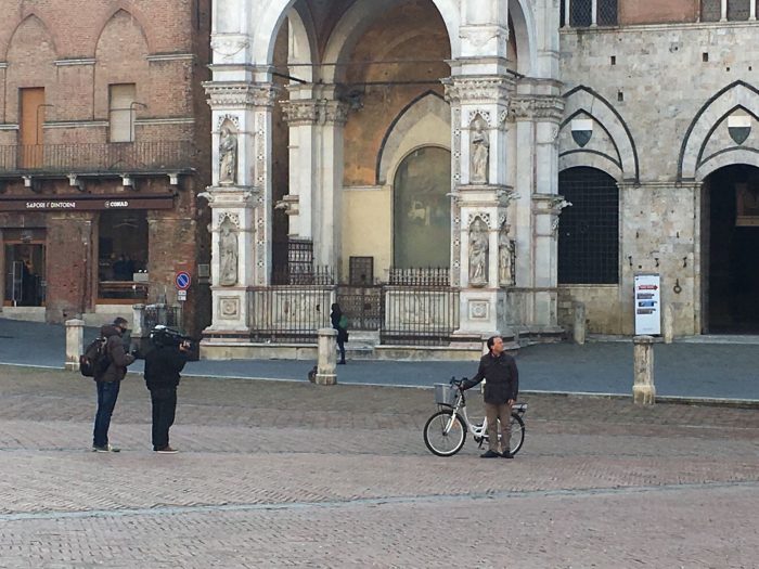 La troupe di "Paese che vai" gira su Siena - IL VIDEO