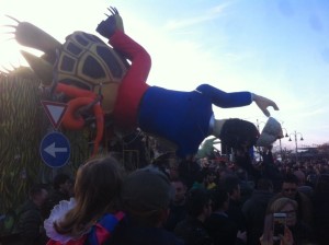 Cade mascherone dal carro di carnevale: ferito grave trasportato a Le Scotte