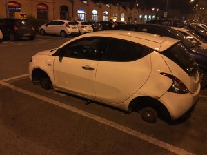 Ancora furti di ruote: auto derubata al parcheggio dei Due Ponti