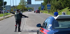 Ubriaco la mattina alle 10 trovato alla guida dell'auto