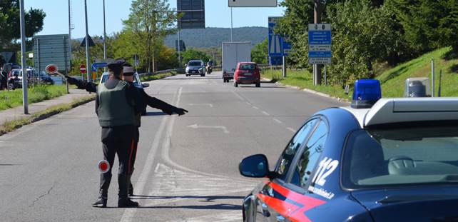 Ubriaco la mattina alle 10 trovato alla guida dell'auto