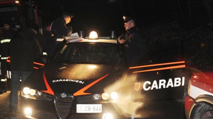 Porta a casa i Carabinieri per mostrare i documenti: scatta la rissa coi coinquilini