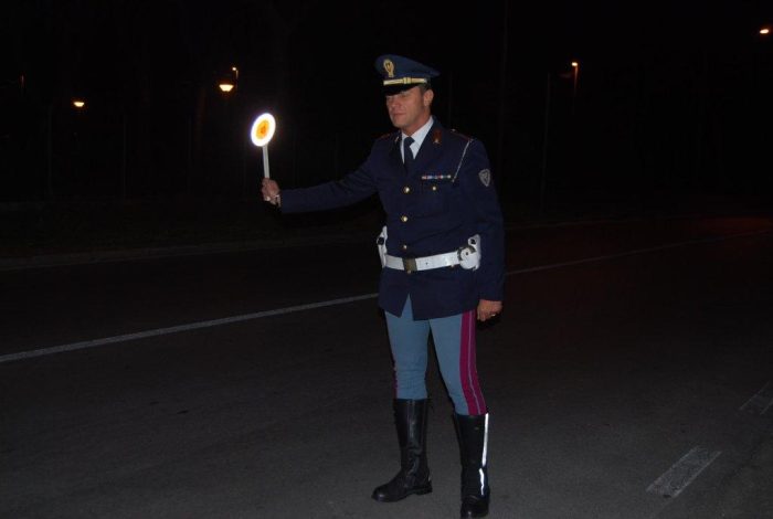 Patente falsa per sfuggire all&rsquo;arresto: bloccato dalla Polizia