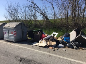 Rifiuti ingombranti abbandonati, e Sei Toscana non pulisce