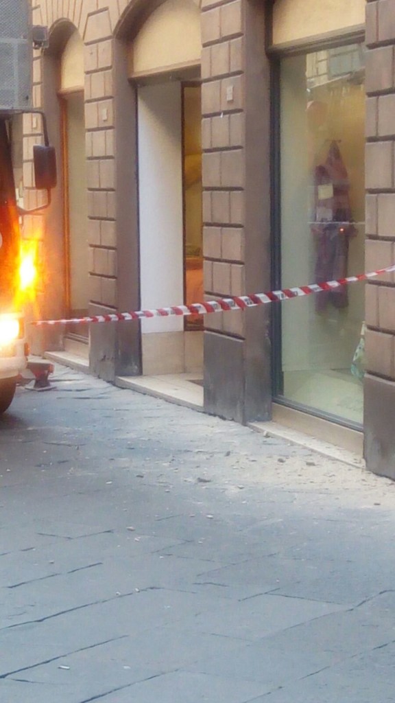 Cade cornicione in via Montanini