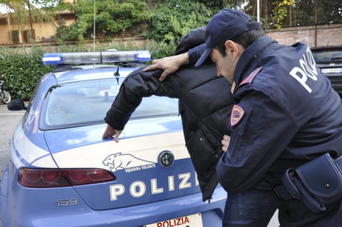 Siena: furto a casa di un'anziana, &egrave; caccia al ladro. Polizia arresta due complici trovati con la droga