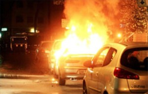 Auto a fuoco con uomo che dormiva all'interno