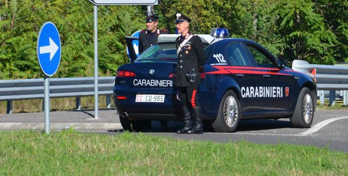 Aggredisce la compagna e le rompe le costole: denunciato un 49enne