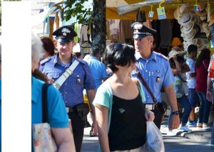 Borseggia una donna, inseguita e arrestata al mercato