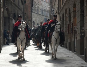 "A cavallo sulla pietra serena", torna l'emozione di attraversare Siena a cavallo