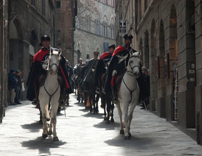 "A cavallo sulla pietra serena", torna l'emozione di attraversare Siena a cavallo