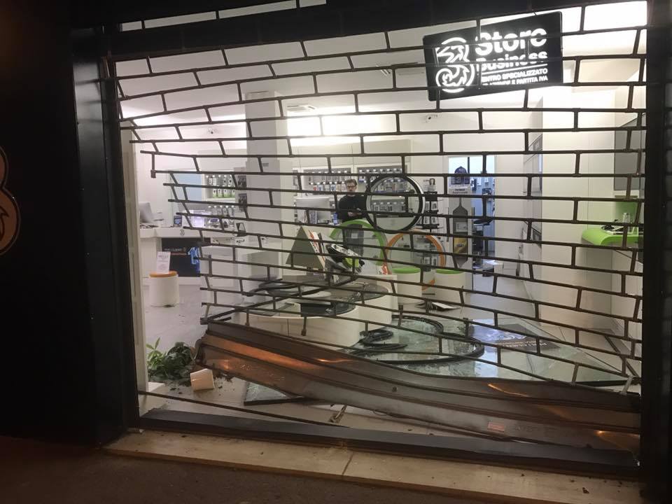 Negozio saccheggiato a Poggibonsi - LE FOTO