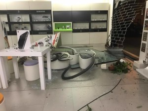 furto negozio poggibonsi 3 store saccheggiato (6)