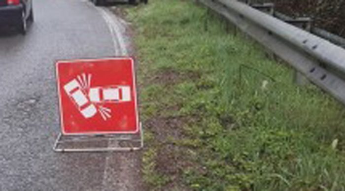 Scontro tra auto e camion: tre feriti