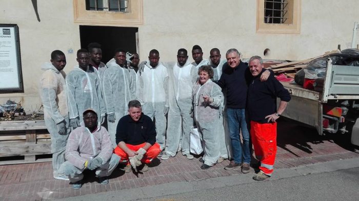Migranti al lavoro per la citt&agrave; - LE FOTO