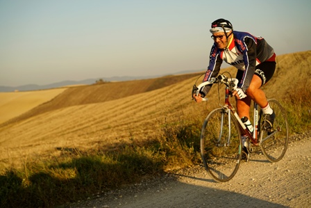 Ciclista de l'Eroica cade dalla bici e finisce in coma alle Scotte