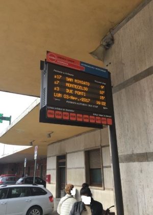 Tiemme installa nuove paline e tabelloni elettronici