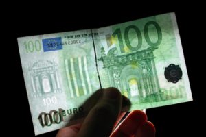 Comprano gelato con 100 euro false: inseguiti