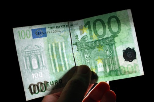 Comprano gelato con 100 euro false: inseguiti